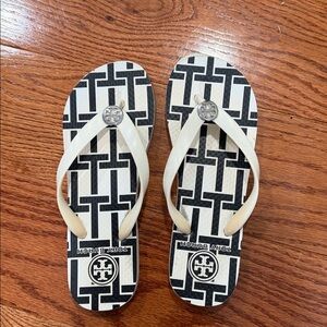 Tory Burch Black and White Patterned Flip Flops Sz 6